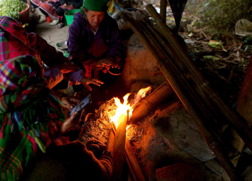 Nhiều người dân mưu sinh bên đường phải đốt lửa để chống chọi với giá rét 5-6 độ C tại khu vực đèo Giang Ma, huyện Tam Đường, tỉnh Lai Châu. (Ảnh: Quý Trung/TTXVN)