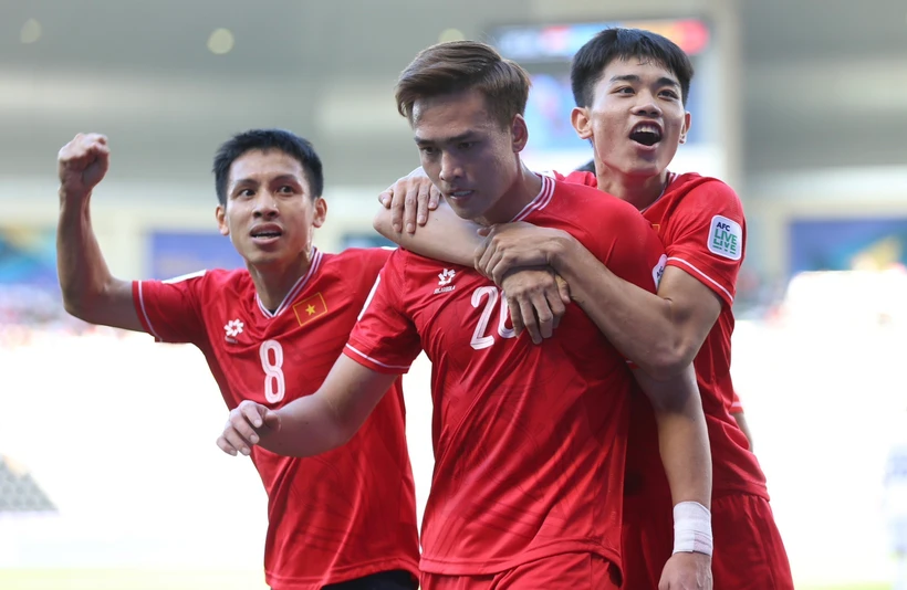 Tuyển Việt Nam thi đấu quả cảm trong ngày chia tay Asian Cup 2023. (Ảnh: Hoàng Linh/TTXVN)