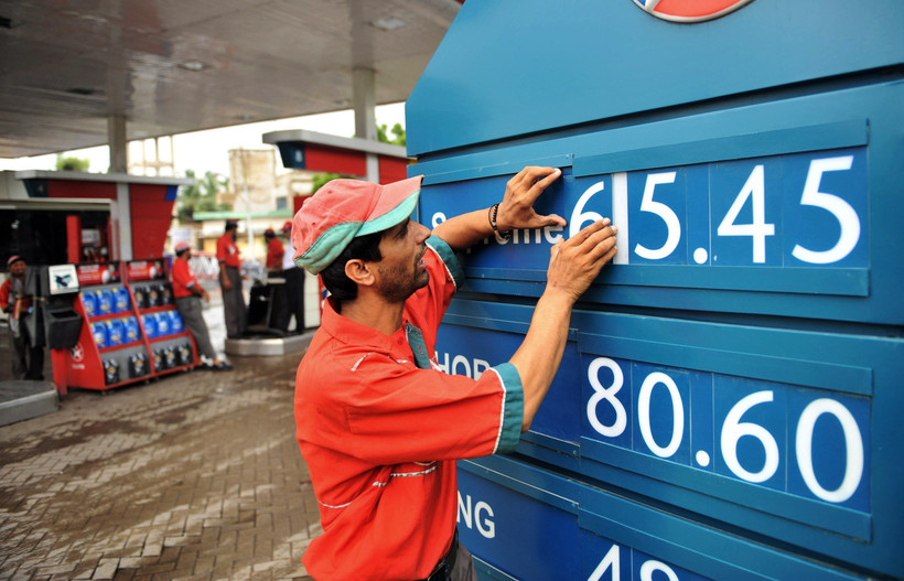 Niêm yết giá xăng dầu ở Karachi, Pakistan. (Ảnh: AFP/TTXVN)