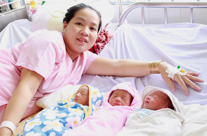 Sản phụ Lâm Thị Ánh N. và 3 bé sơ sinh đang tại Bệnh viện Phụ sản Cần Thơ. (Ảnh: TTXVN phát)