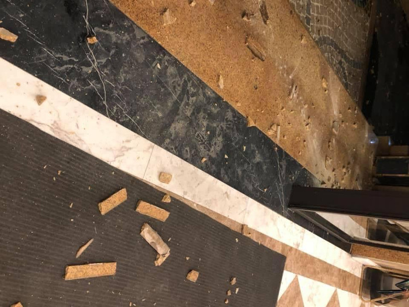 Hiện trường phào chỉ đá ốp mặt ngoài chung cư rơi tự do tại tòa chung cư DlePontDor 36 Hoàng Cầu. (Ảnh: CTV/Vietnam+)