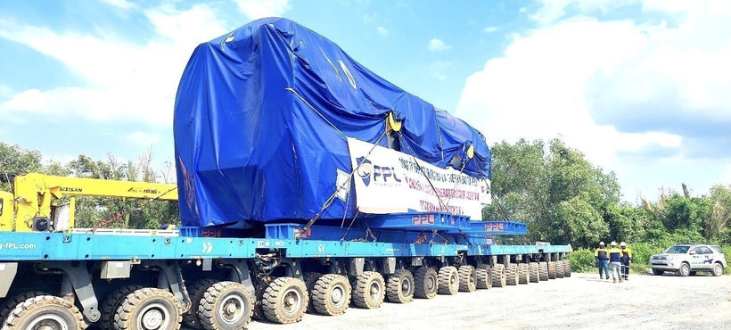 Vận chuyển kiện hàng đầu tiên trong 6 kiện thiết bị nặng và quan trọng nhất của dự án về bến của Nhà máy nhiệt điện Nhơn Trạch 3 và Nhơn Trạch 4 tại Đồng Nai, ngày 15/8/2023. (Ảnh: TTXVN phát)