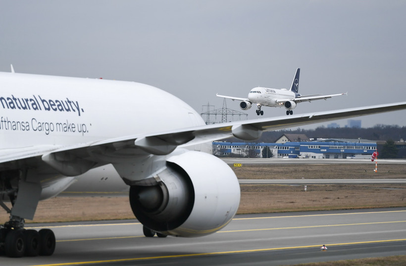 Máy bay của hãng hàng không Lufthansa hạ cánh xuống sân bay Frankfurt, Đức. (Ảnh: THX/TTXVN)