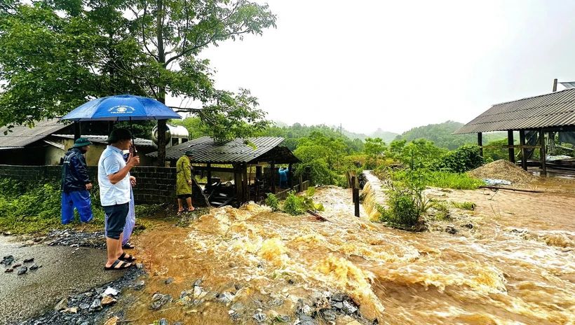 Lãnh đạo huyện Vị Xuyên, tỉnh Hà Giang kiểm tra các điểm ngập úng, sạt lở trên địa bàn. (Ảnh: Quỳnh Anh/TTXVN phát)