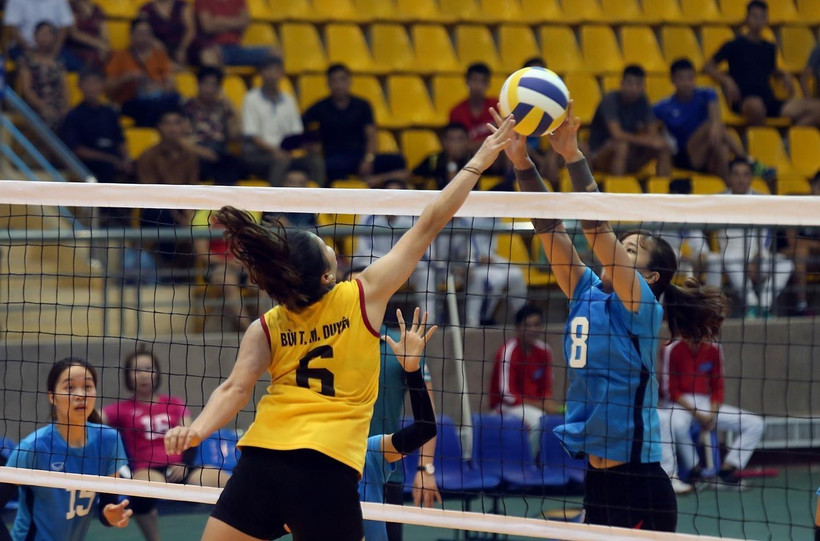 Một pha tranh bóng quyết liệt. (Ảnh: Phan Tuấn Anh/TTXVN)