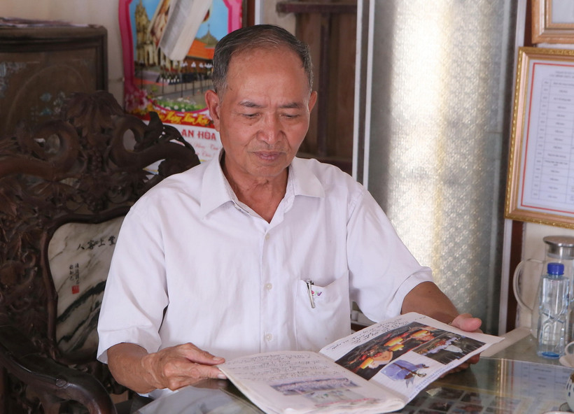 Ông Phạm Xuân Phong, Phó Chủ tịch Hội Chữ thập đỏ xã Hải Minh (Nam Định) xem danh sách những người đã hiến tặng giác mạc. (Ảnh: Công Luật/TTXVN)