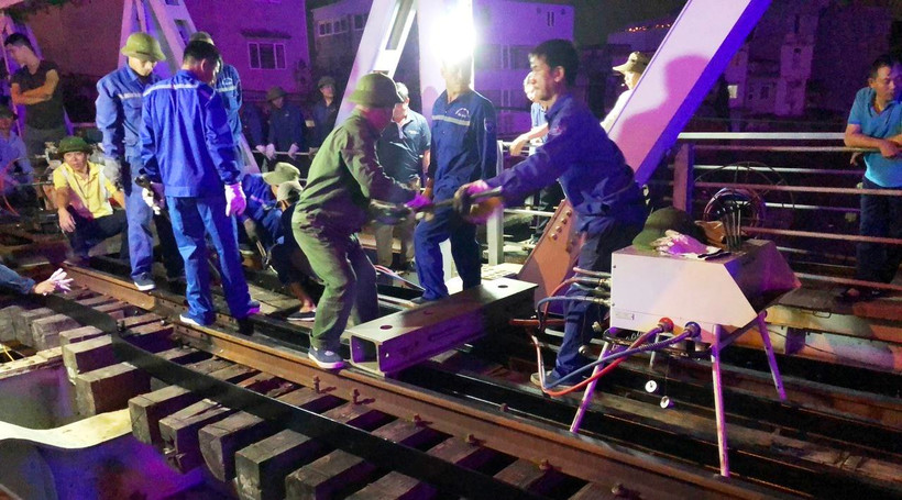 Công nhân đường sắt tiến hành sửa chữa, khắc phục sự cố vụ tàu thủy va vào cầu đường sắt Tam Bạc tại Hải Phòng. (Ảnh: VNR cung cấp)