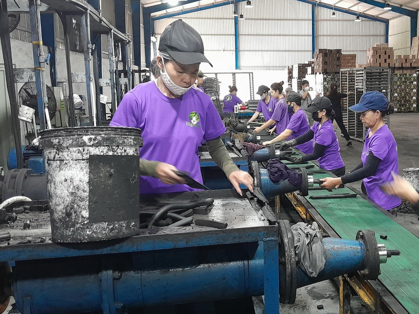 Công nhân sản xuất than gáo dừa tại Bình Phước. (Ảnh: K GỬIH/TTXVN)