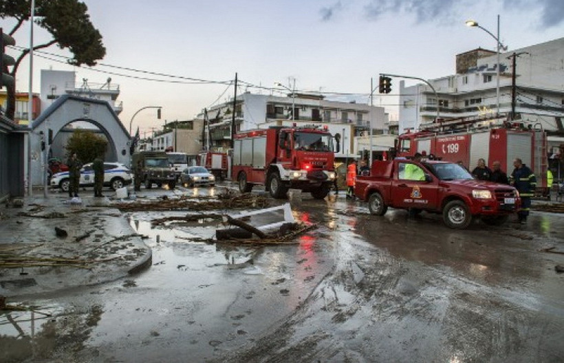 Bão Bora làm hư hại đường sá và các tòa nhà ở đảo Rhodes. (Ảnh: AFP)