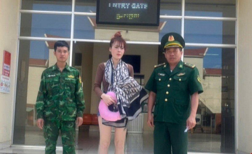 Đối tượng bị truy nã Nguyễn Thị Mộng bị bắt giữ khi làm thủ tục nhập cảnh tại Cửa khẩu quốc tế Xa Mát. (Ảnh: TTXVN phát)
