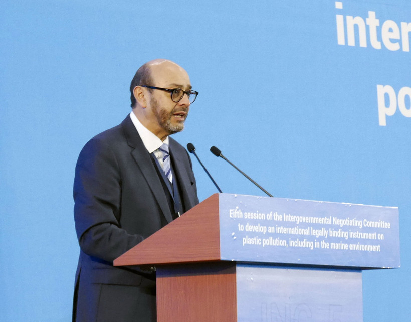 Chủ tịch Ủy ban đàm phán liên chính phủ về ô nhiễm nhựa Luis Vayas Valdivieso phát biểu tại cuộc họp. (Ảnh: Yonhap/TTXVN)