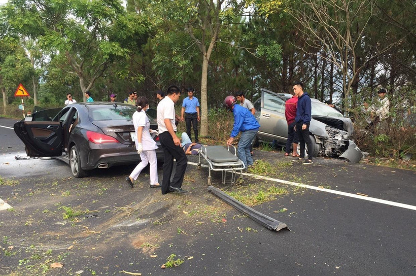 Hiện trường vụ tai nạn giao thông trên cao tốc Liên Khương-Đà Lạt chiều 22/3. (Ảnh: Nguyễn Dũng/TTXVN)