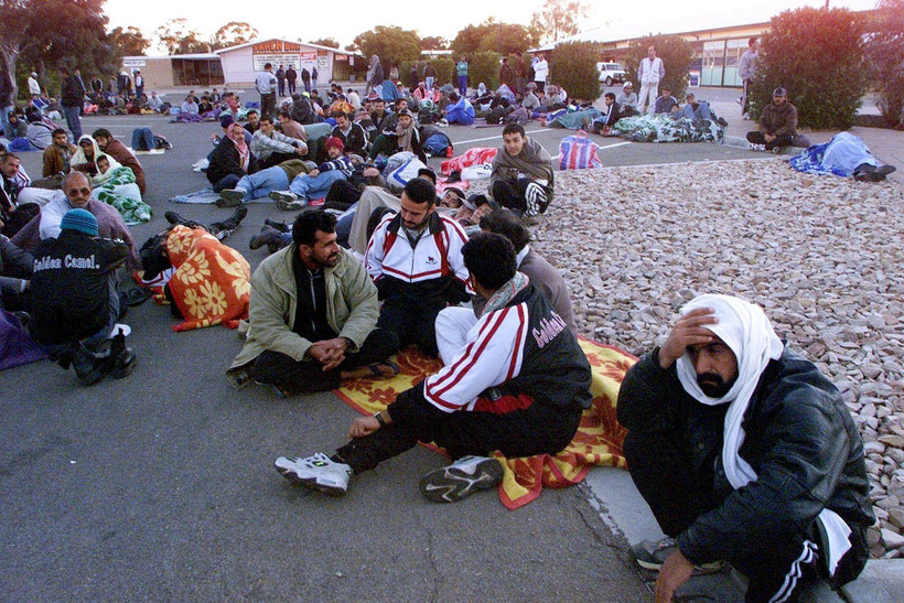 Người nhập cư tại khu vực đỗ xe của một siêu thị ở Woomera, Australia.(Ảnh: AFP/ TTXVN)