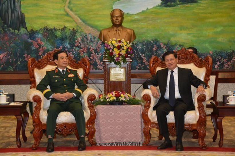 Bộ trưởng Quốc phòng Phan Văn Giang chào xã giao Tổng Bí thư, Chủ tịch nước Lào Thongloun Sisoulith. (Ảnh: Đỗ Bá Thành/TTXVN)