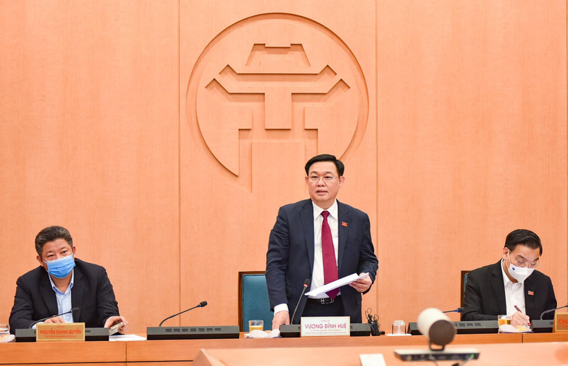 Bí thư Thành ủy Hà Nội Vương Đình Huệ chỉ đạo triển khai các biện pháp cấp bách đối phó với diễn biến mới của dịch COVID-19. (Ảnh: Vietnam+)