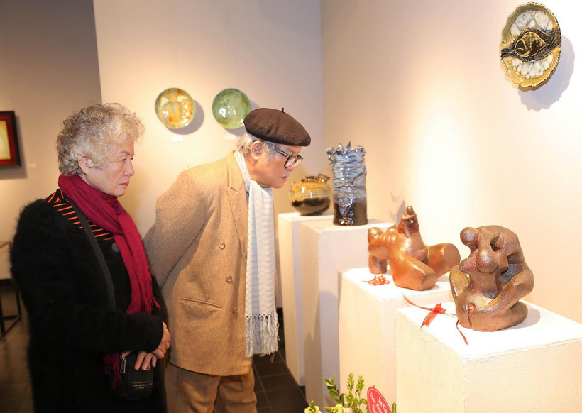 Khách tham quan triển lãm. (Ảnh: Hoàng Hiếu/TTXVN)