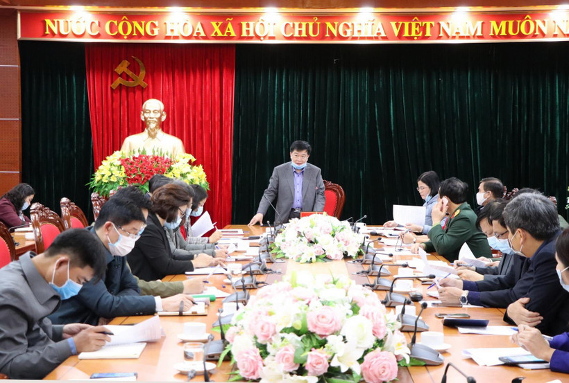 Phó Chủ tịch UBND tỉnh Hòa Bình Nguyễn Văn Chương chỉ đạo công tác phòng, chống dịch trên địa bàn tỉnh Hòa Bình. (Ảnh: Thanh Hải/TTXVN)