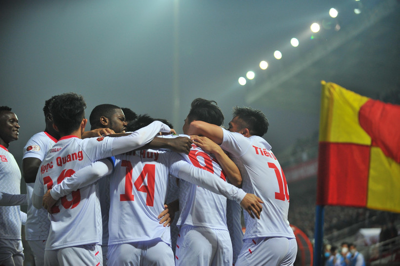 Các cầu thủ Hải Phòng ăn mừng chiến thắng. (Ảnh: TTXVN)