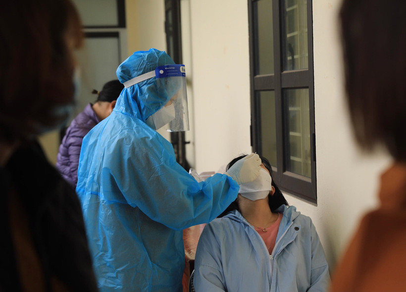 Nhân viên y tế lấy mẫu xét nghiệm sàng lọc cho người dân trước khi hết cách ly, điều trị. (Ảnh: Hoàng Hiếu/TTXVN)