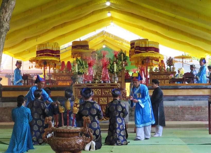 Hàng năm cứ đến ngày 23/5 âm lịch, người dân ở Huế tổ chức cúng âm hồn tại đàn Âm hồn. (Ảnh: Tường Vi/TTXVN)