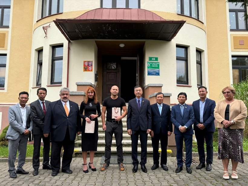 Đoàn công tác Đại sứ quán và lãnh đạo cộng đồng người Việt Nam tại CH Séc, tỉnh Liberec chụp ảnh lưu niệm với lãnh đạo thành phố Chrastava và ban quản lý cơ sở nơi các thiếu sinh quân Việt Nam từng sinh sống và học tập giai đoạn 1956-1960. (Ảnh: Ngọc Biên/TTXVN)