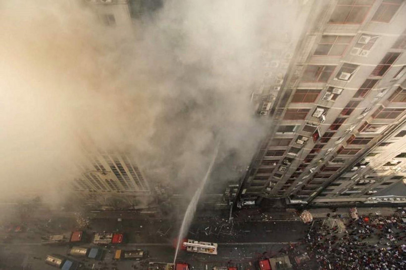 Lính cứu hỏa nỗ lực dập lửa tại hiện trường vụ cháy tòa nhà thương mại "FR Tower" ở thủ đô Dhaka, Bangladesh ngày 28/3/2019. (Ảnh: AP/TTXVN) 