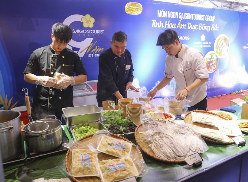 Các đầu bếp tại các gian hàng chế biến món ăn phục vụ du khách. (Ảnh: Xuân Tư/TTXVN)