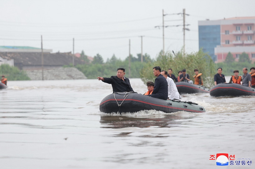 Nhà lãnh đạo Triều Tiên Kim Jong Un thị sát vùng ngập lụt tại tỉnh Bắc Phyongan ngày 31/7/2024. (Ảnh: KCNA/TTXVN)