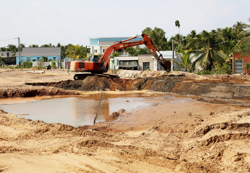 Công trường thi công đường dẫn lên cầu Rạch Miễu 2, thành phố Bến Tre, tỉnh Bến Tre. (Ảnh: Hồng Đạt/TTXVN)