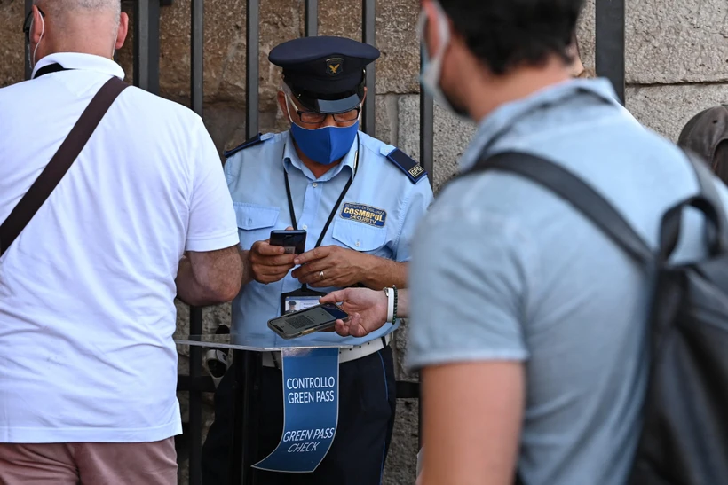 Nhân viên an ninh kiểm tra chứng nhận COVID-19 của khách tham quan tại Rome, Italy, ngày 6/8/2021. (Ảnh: AFP/TTXVN)