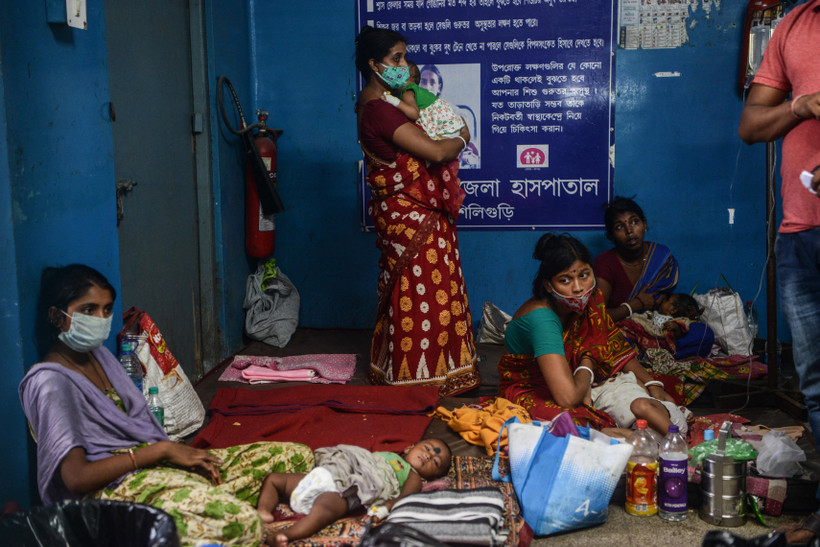 Trẻ em bị ốm điều trị tại bệnh viện ở Siliguri, Ấn Độ, ngày 15/9/2021. Thời gian qua có nhiều trẻ em nước này tử vong do sốt không rõ nguyên nhân. (Ảnh: AFP/TTXVN)