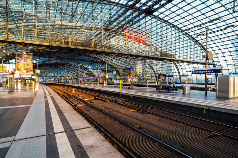 Cảnh vắng vẻ tại Nhà ga trung tâm Berlin, Đức, trong thời gian diễn ra cuộc đình công của lái tàu ngày 2/9/2021. (Ảnh: THX/TTXVN)