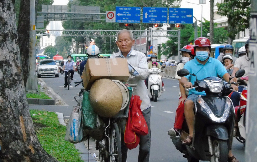 Người cao tuổi thu gom phế liệu tại Thành phố Hồ Chí Minh. (Ảnh: Đinh Hằng/TTXVN)