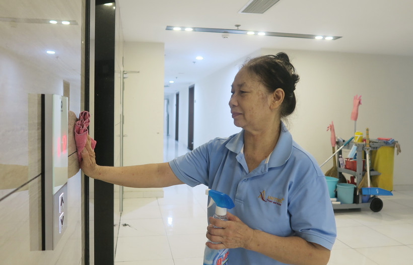 Người cao tuổi làm công việc dọn dẹp vệ sinh tại Thành phố Hồ Chí Minh. (Ảnh: Đinh Hằng/TTXVN)