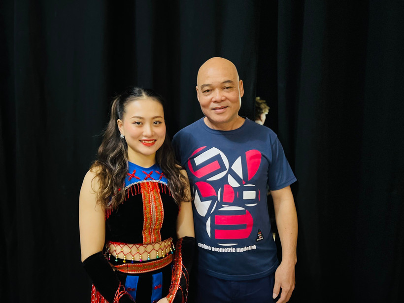 Nghệ sỹ Ưu tú Lô Thị Ngọc Thúy (trái) cùng người thầy là nghệ sỹ ưu Tú Đỗ Văn Hùng. (Ảnh: TTXVN phát)