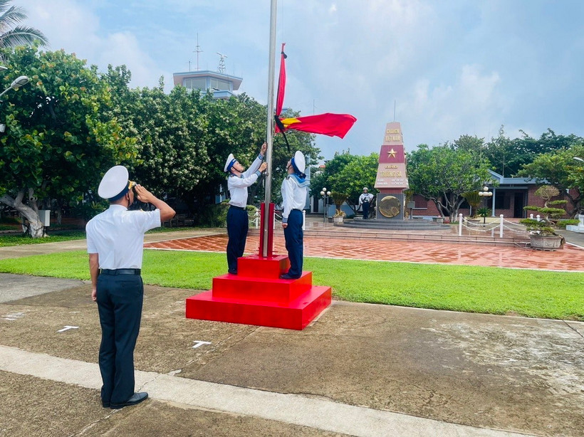 Nghi lễ treo cờ rủ để tưởng nhớ Tổng Bí thư Nguyễn Phú Trọng tại đảo Trường Sa. Ảnh: Cục Chính trị, Quân chủng Hải quân. (Ảnh: TTXVN phát)