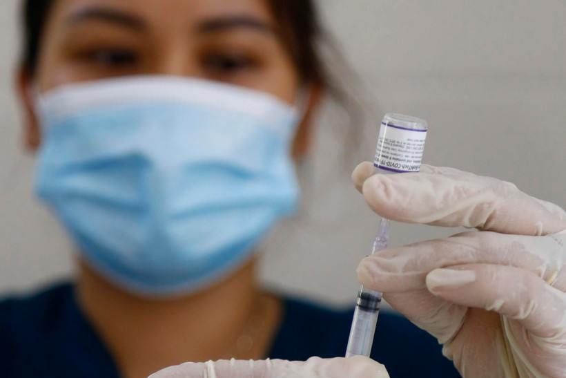 Nhân viên y tế chuẩn bị tiêm vaccine cho người dân. (Ảnh: Nam Sương/TTXVN)