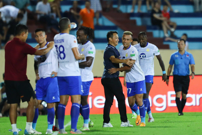 HLV Vũ Hồng Việt có chiến thắng đầu tay cùng CLB Nam Định. (Ảnh: PV/Vietnam+)