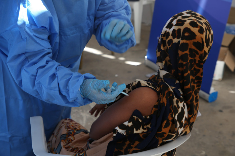 Nhân viên y tế tiêm vaccine ngừa COVID-19 cho người dân ở Tripoli, Libya. (Ảnh: THX/TTXVN)