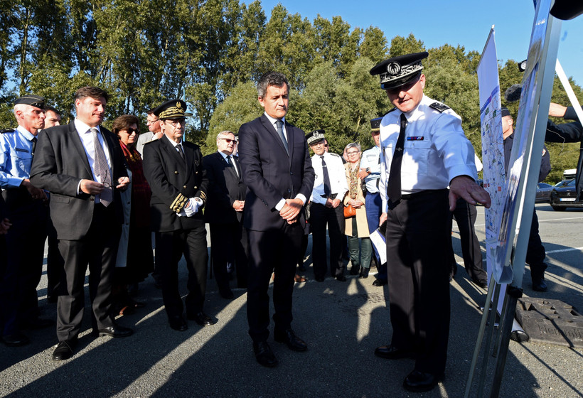 Bộ trưởng Nội vụ Pháp Gerald Darmanin (giữa) trong chuyến thăm Loon-Plage, một thị trấn nằm ven bờ biển phía Bắc nước Pháp, ngày 9/10/2021. (Ảnh: AFP/TTXVN)
