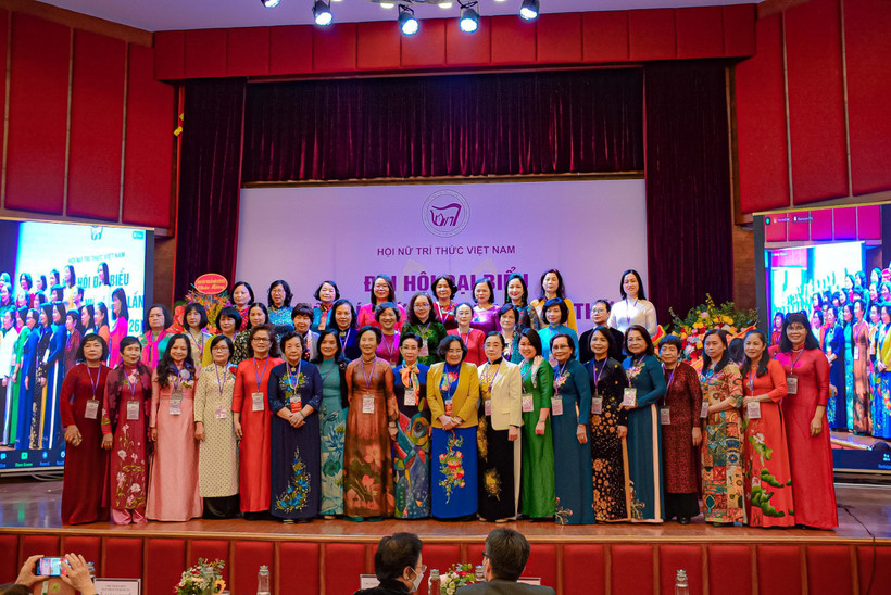 Ban Chấp hành Hội NTT Việt Nam khoá III, nhiệm kỳ 2021-2026 ra mắt Đại hội. (Ảnh: Vietnam+)