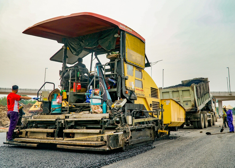 Nhà thầu thi công thảm nhựa nền đường một tuyến Quốc lộ. (Ảnh: Việt Hùng/Vietnam+)