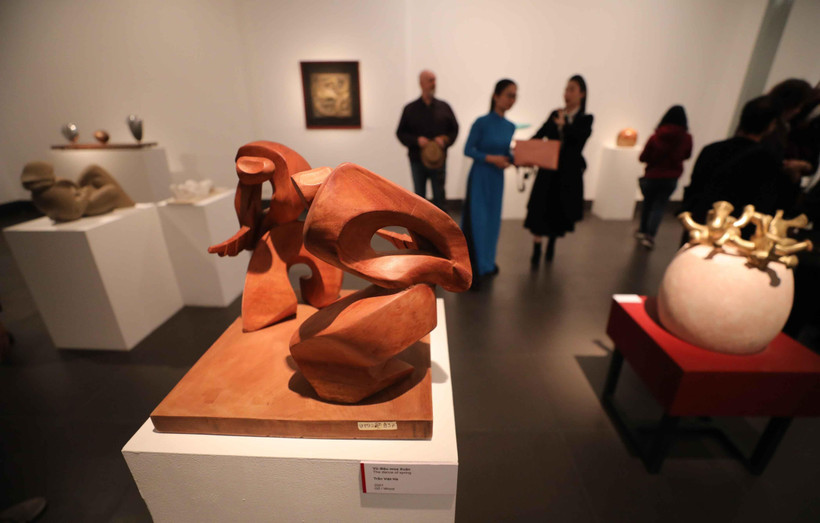 Các tác phẩm được trưng bày tại triển lãm. (Ảnh: Thanh Tùng/TTXVN)