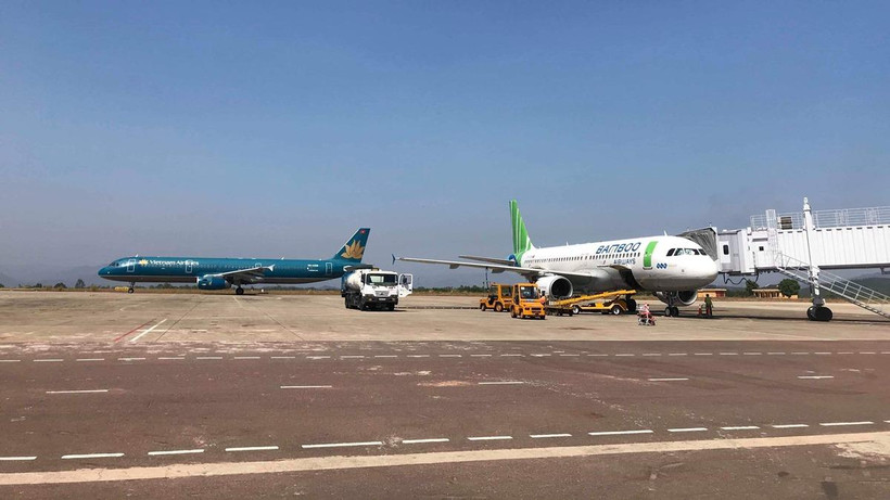 Máy bay của hai hãng hàng không Vietnam Airlines và Bamboo Airways. (Ảnh: CTV/Vietnam+)