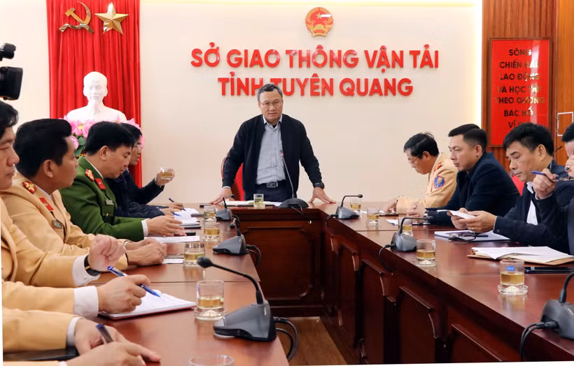 Ông Khuất Việt Hùng, Phó Chủ tịch Chuyên trách Ủy ban ATGT Quốc gia tại cuộc họp nhanh với các lực lượng chức năng để đánh giá và làm rõ nguyên nhân vụ tai nạn. (Ảnh: Quang Cường/TTXVN)