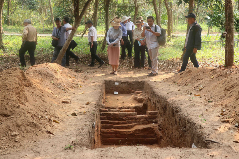 Các nhà khoa học khảo sát vị trí những hố thăm dò, khai quật tại Di sản Văn hóa thế giới Mỹ Sơn. (Ảnh: Đoàn Hữu Trung/TTXVN) 