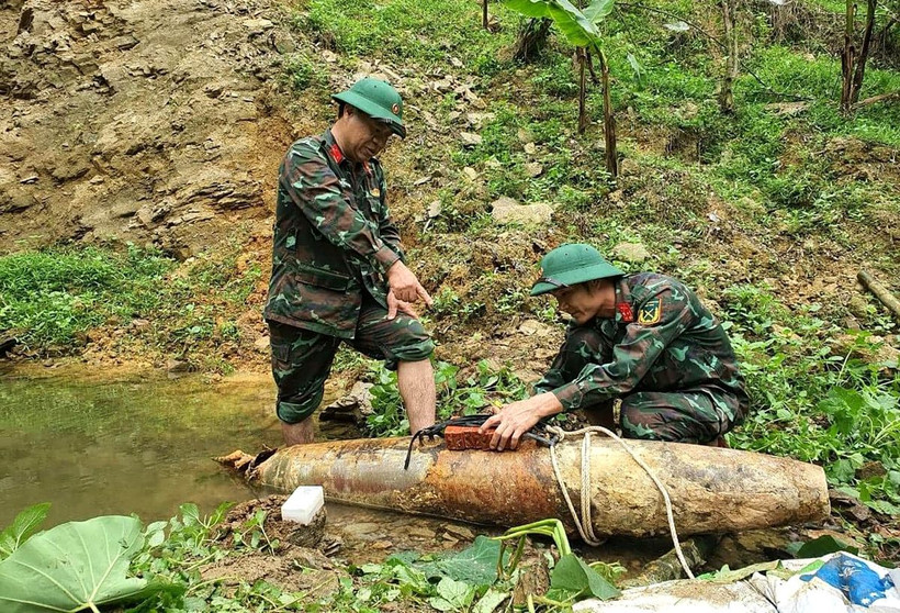 Lực lượng Công binh, Bộ Chỉ huy quân sự tỉnh Nghệ An tiến hành hủy nổ quả bom. (Ảnh: TTXVN phát)