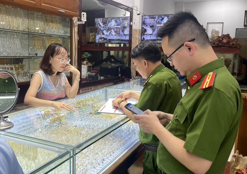 Lực lượng chức năng tỉnh Thanh Hóa kiểm tra hàng hoá vi phạm tại cơ sở kinh doanh vàng bạc Ngọc Minh. (Ảnh: TTXVN phát)