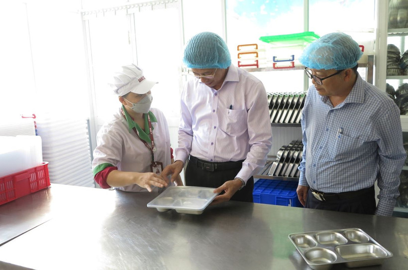 Ông Đinh Văn Thiệu, Phó Chủ tịch Ủy ban Nhân dân tỉnh Khánh Hòa kiểm tra tình hình bảo quản, chế biến thực phẩm tại Trường Tiểu học Vĩnh Hiệp. (Ảnh: Phan Sáu/TTXVN)