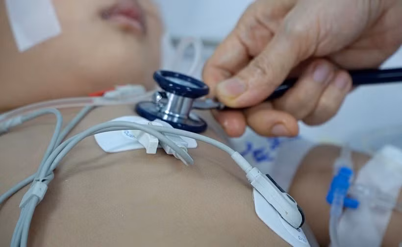 Một trẻ em mắc tay chân miệng. (Ảnh: TTXVN phát)